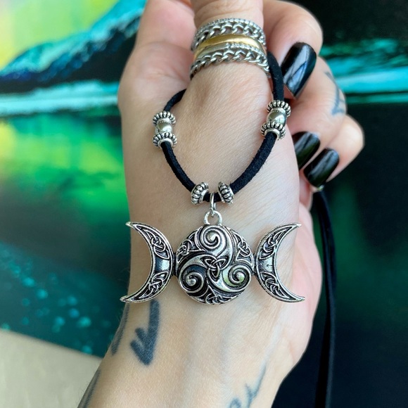 Triple moon celtic knot design choker necklace - Picture 12 of 13